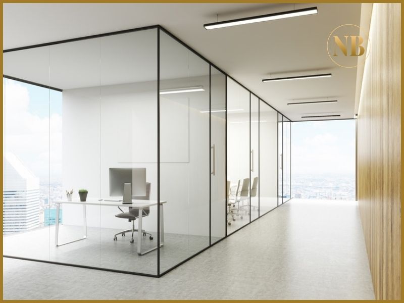 Tấm Polycarbonate làm vách ngăn văn phòng giúp không gian mở rộng và sang trọng hơn